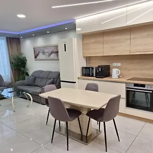 לבקר במלון